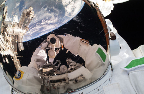 bobbycaputo:  The International Space Station: Expedition 36  Last May, the astronauts aboard the International Space Station (ISS) started Expedition 36, beginning a 166-day mission conducting experiments in microgravity while orbiting the Earth more