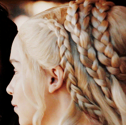 got-source: Game of Thrones fashion | Daenerys Targaryen’s hair and outfit in 5.