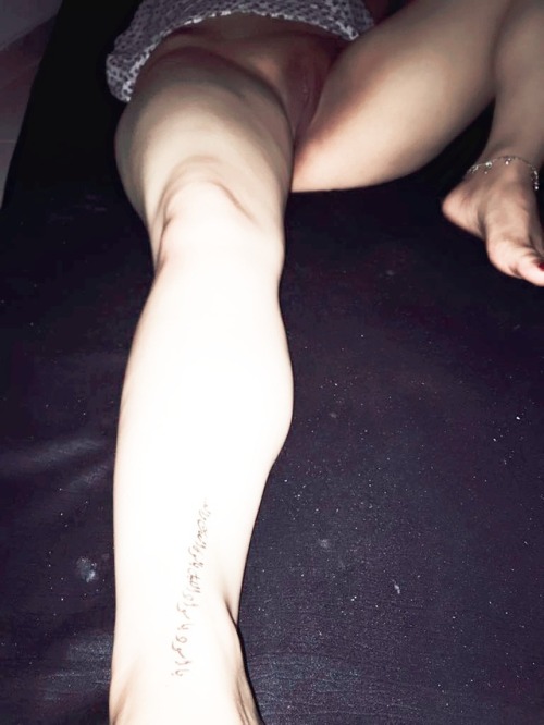 jazmine-hotwife:Tattoos, anklets, manicure, soft and shaved… Just ready The anklet tells a ta