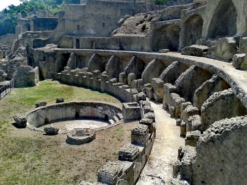 ancientromebuildings:art-beauty-na:Parco Archeologico delle Terme di Baia, Bacoli, Napoli.Great phot