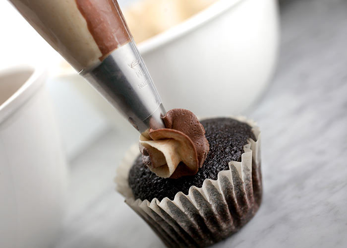 thecakebar:  Chocolate Peanut Butter Swirl Cupcake Tutorial 