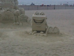 armin-swaglert:  SOMEONE FUCKING MADE A SAND SCULPTURE OF THE CREEPY HAPPY MEAL 