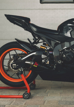 supercars-photography:  That Akrapovic ♥