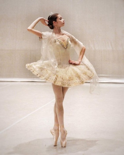 tutu-fangirl: Stanislava Postnova (Bolshoi Ballet Academy) as Raymonda