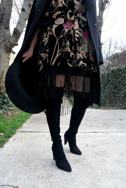 viabomboloni:Fringes, Over the knee boots and a flare hat.Fringe dress/elbise: ASOSCoat/kaban: Netwo