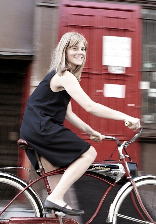 lemondeabicyclette:  Babe on Bicycle