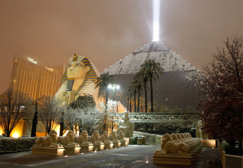 Las Vegas , Nevada Winter Snow / Luxor Casino 