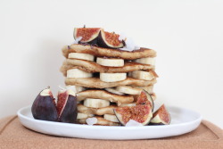 llivewhatyoulove:  Pancakes for lunch with figs, banana coconut and maple syrup 