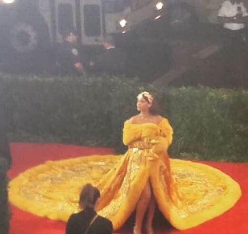 six9oddess:  hennessyandmelanin:fkatwigs:  rhennasheaux:  FIRST PICTURE OF RIHANNA ON THE RED CARPET.  IM DEAD  six9oddess i loves it