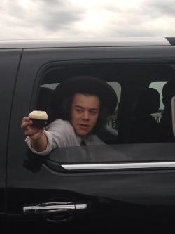 direct-news: @LauraMiranda117: @Harry_Styles thank you for your cupcake😍 @onedirection