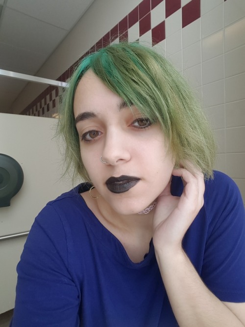 beverlyroadgoose:the only way to cope is to look different everyday apparently. copying molly in pos