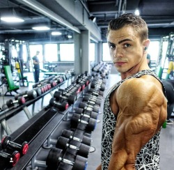 deusflex:  Insane triceps