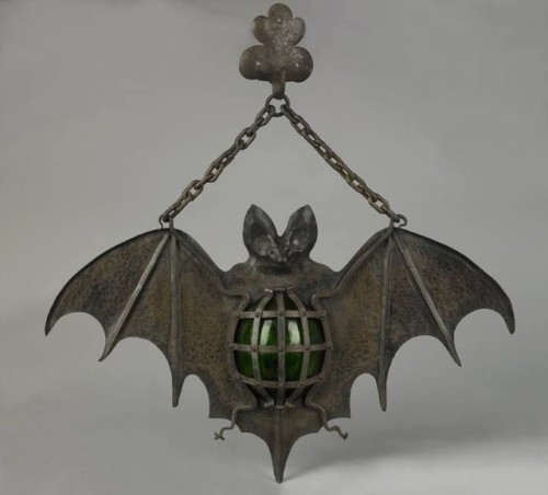 androbeaurepaire: elodieunderglass:  cicadianrhythm:  andrusmagnus: Bat Lantern  Circa 1930  Nosphor