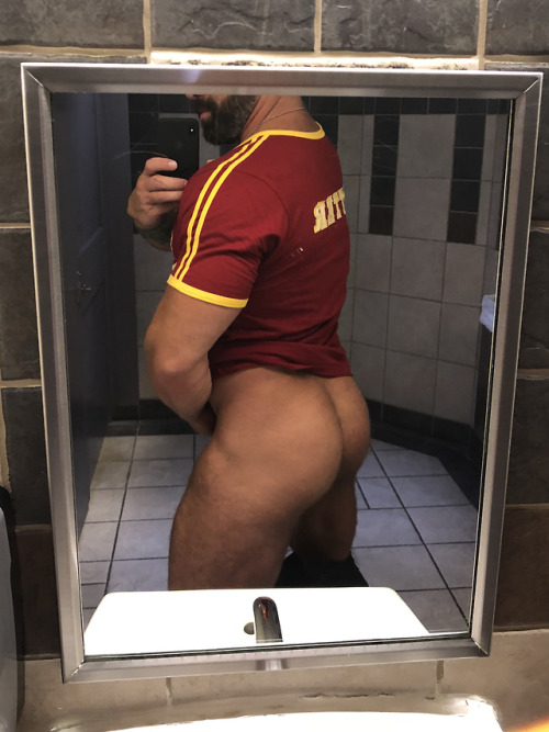 beefybutts: @gymrat801 showing off his hot butt