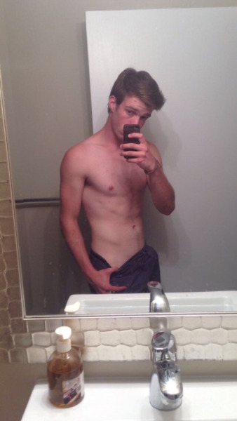straightbaitedguys:  This one is a hottie———-Send photos of guys to my inbox or your dick print :)