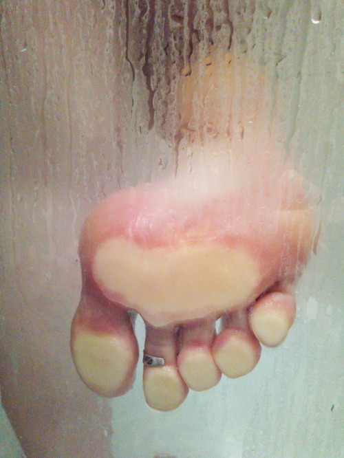 satanimsa: Reblog if you like to take shower with these piggies