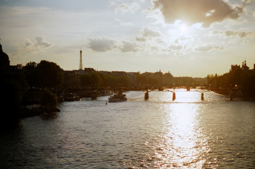 hellanne:  Sunny days in Paris by Robert Black