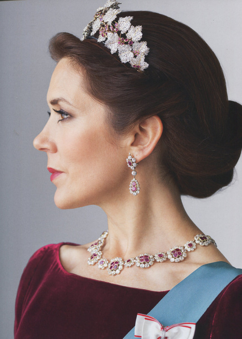 A previously not published portrait of Crown Princess Mary shown in the photobook “H.K.H. Mary”Scan: