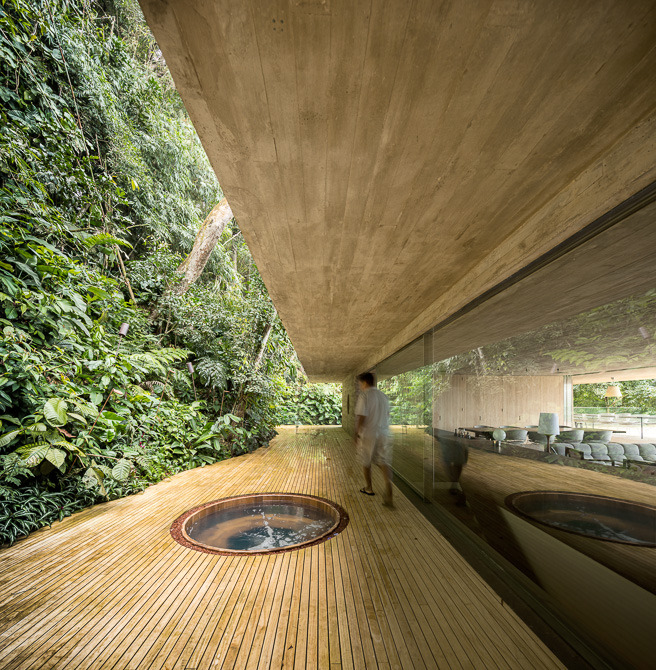enochliew:  Casa em Guarujá by Studio MK27   The main living space and outdoor deck