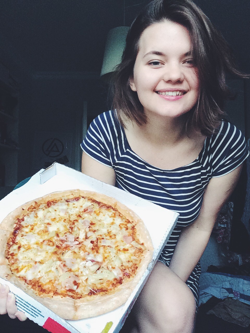 bearro:  cakestales:  I brought pizza all for you 🍕  Only one?  I want