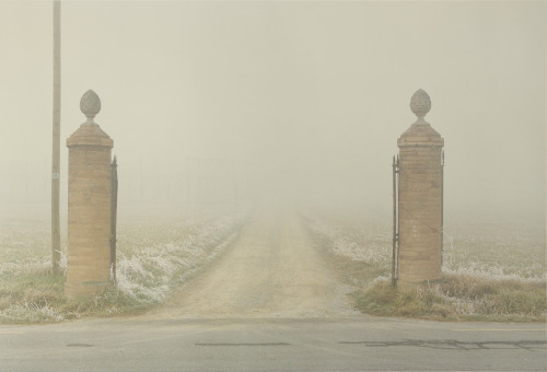 ce-sac-contient:Luigi Ghirri (1943-1992) - Formigine, Ingresso Casa Colonica, 1988C-Print (37.2 x 50