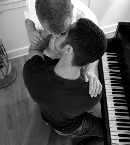 omgaylove:  http://omgaylove.tumblr.com/