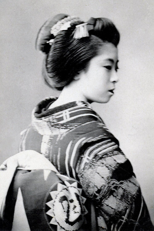 Maiko portrait, about 1900, Japan.  Image via Blue Ruin 1 of Flickr 