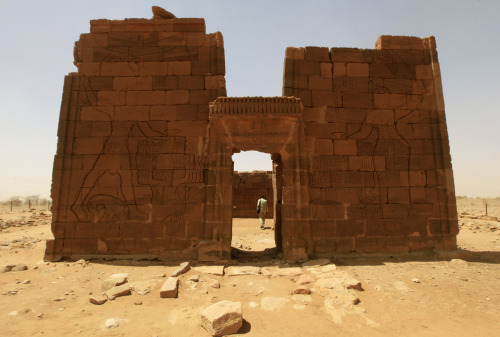 graveyarddirt:  The Forgotten Pyramids of Meroë In a desert in eastern Sudan, along the banks of the Nile River, lies a collection of nearly 200 ancient pyramids—many of them tombs of the kings and queens of the Meroitic Kingdom which ruled the area