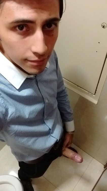 eddiekinky:En el baño.  A veces olvido que tengo que guardarmela al terminar