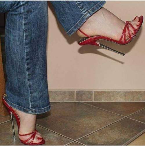 layonheels: #feetfair #highheels #slave #barefoot #heels #layonheels #toes #footjob #foot #feet #mis