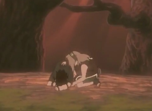 itsthehiddenleafway:Anits: Sakura forced Sasuke to lean on her during his fighting