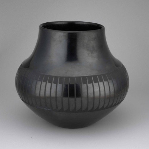 Jar with Feather Motif, Maria Martinez, 1956, Art Institute of Chicago: Arts of the AmericasSan Ilde