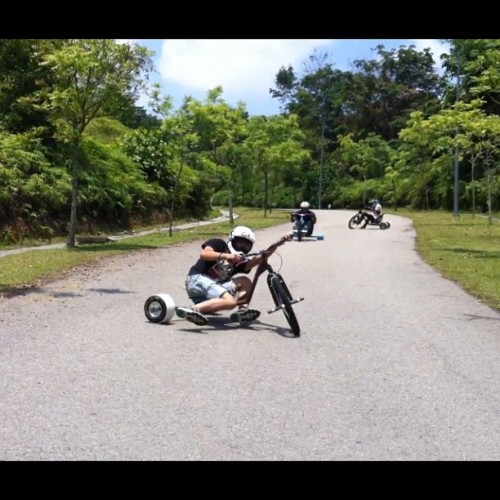 keyongenji: @myhisto @mambogedeva in action | #trike (at Presint diplomatik)
