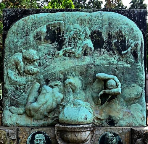 dannyhellman:  Cimitero Monumentale di Milano  #cemetery #cemetery_shots #cemeterylovers  #cemeteryphotography #cemeteryporn  #grave_affair #cimiteri_monumentali_  @project_necropolis #milano #milan #graveyard_life (at Cimitero Monumentale di Milano)