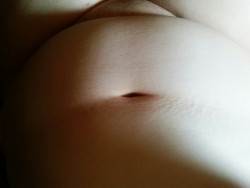 linslusts:  My pretty fat tummy.   Love it