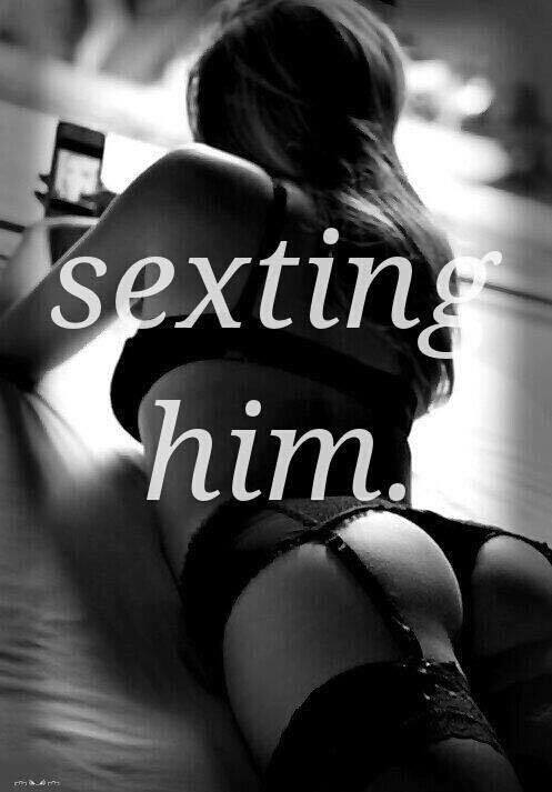 eloquentlyerotic:  messymorningsheets:  how to get him hard in that meeting …. *buzz* …. “New Message”  *big grin*  Ooo, I love doing that!   @tamarubberduck