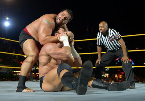 rwfan11:  kidmusclejobber:  Muscleman down!  The fat villain knows when to shift back and forth between chinhold and blatant choke so the ref will not see.   …is that RUSEV?!