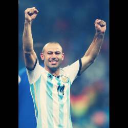 quiero-vivir-con-vos:  “Coronados de gloria vivamos”  Gracias Masche, Gracias capitán sin cinta. #mascherano #vamosargentina  Sos mi guerrero favorito!. Por más hombres como vos masche! TE AMO!!