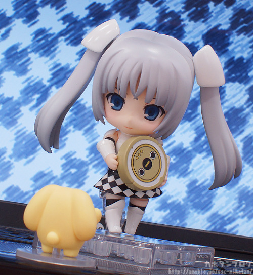 Nendoroid Miss Monochrome - They even make the Black version as an extra ಠ_ಠ  So.. Which one I need to choose ლ(ಠ益ಠლ)