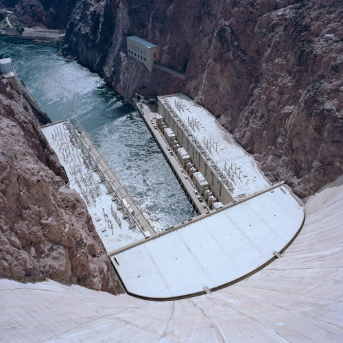 it&rsquo;s a long way down. 2014. par eyetwistVia Flickr :looking down the face of the hoover dam, 7