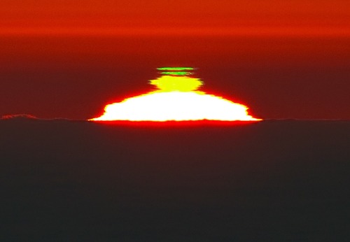 startswithabang:  The Green Flash  “Given a clear path to the horizon — such as over the ocean — this means that there’s a slight region of space just above the reddened Sun where only the shorter wavelength light is visible! And when