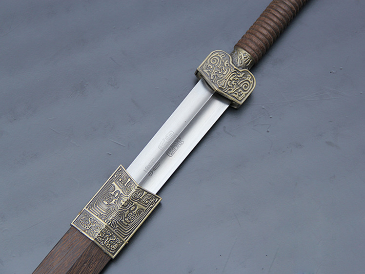 chinesesword:  Classic Chinese Sword Han Dynasty Style  http://www.icnbuys.com/chinese-tai-chi-sword-han-style.htmlReblog,
