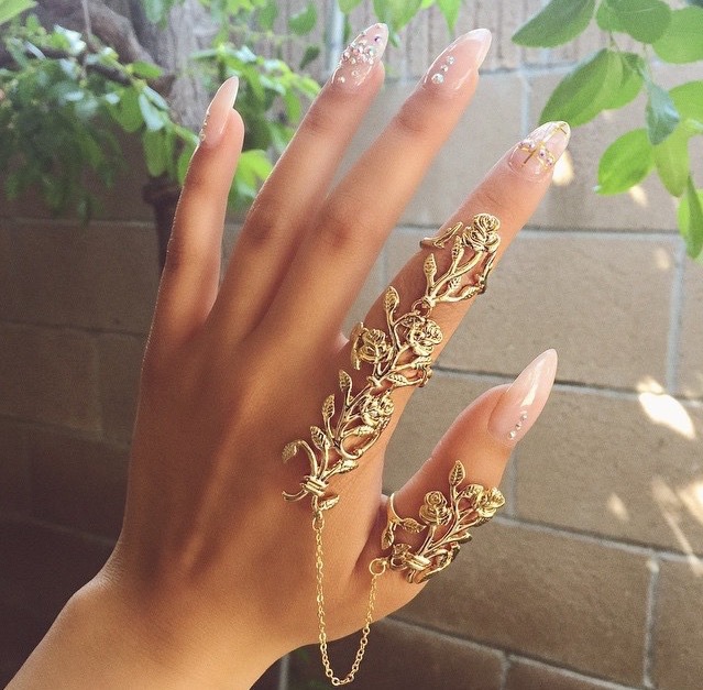 diorangel:  daziehroze:  elsvhosk:  makeupidol:  beauty // make up blog xo  🇦🇪💎