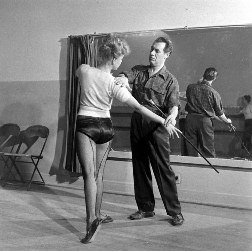 talesfromweirdland:Far from stardom: a young hopeful Marilyn Monroe honing her skills in ballet clas
