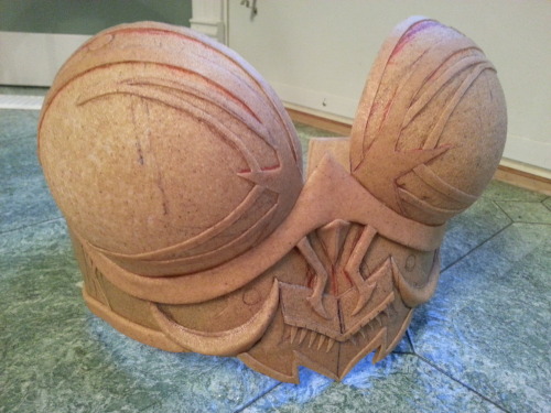 oshleycosplay:  Working on the Scourgestalker hunter armour set (tier 8) from World of Warcraft for my third cosplay. Here are some late cosplay pics of my Worbla progress!Check out my Facebook page for more current and up-to-date Facebook progress @