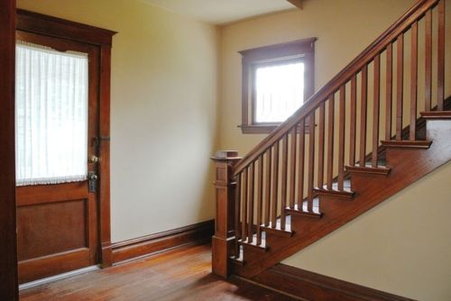 househunting:  ๪,000/4 brWoodstock, IL  There’d be some major renovations that’d have to go into this, like a shower for instance. But the hardwood floors and the sun room sell it for me.