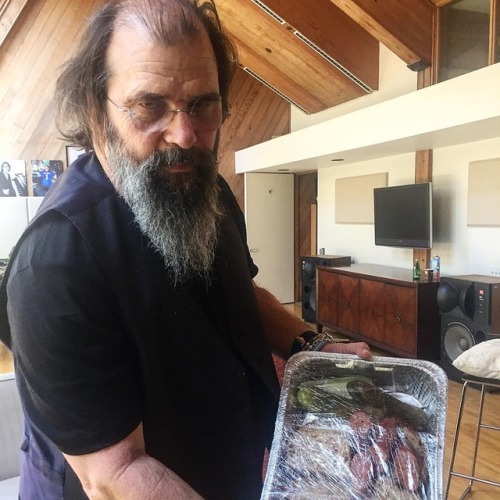 Coming out of podcast retirement… because that’s what you do when Steve Earle offers to talk barbecue with you. And, yes, we brought him Ugly Drum pastrami and Bludso’s hot links.
New episodes coming soon. Re subscribe now… (at Warner Bros. Records)