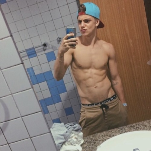sagginboys: Sagginboys  So fucking hot!