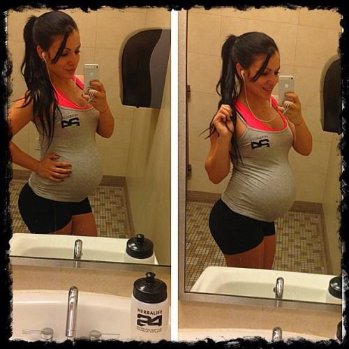 Love pregnant gym girls, look at that booty must have been doing alot of squats!