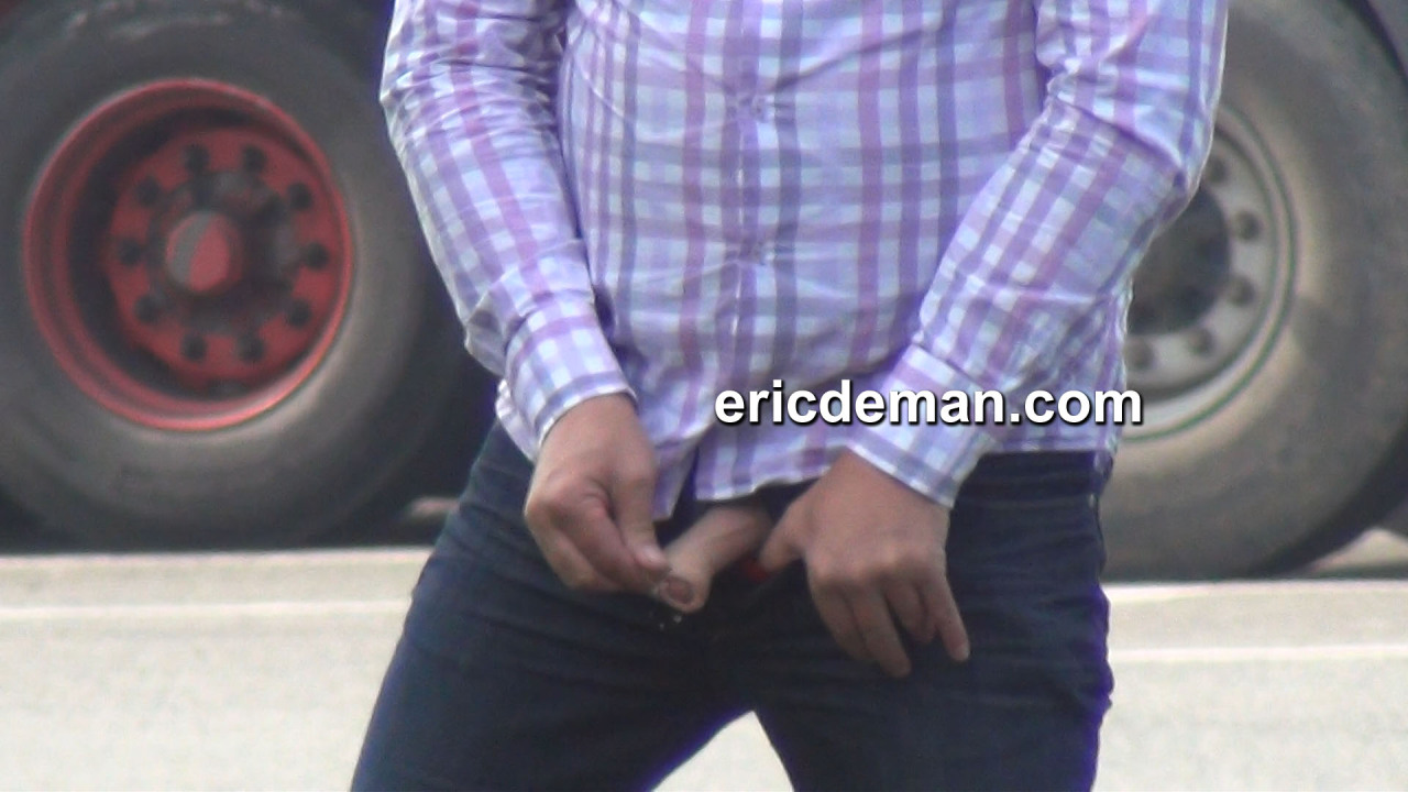 peeking-out-males:  edemansmalesportsblog:  snapshots of video I shot today , me